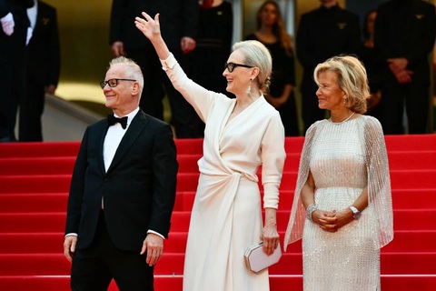 Thảm đỏ LHP Cannes 2024 rực rỡ ngày khai mạc- Ảnh 7. (Từ trái sang phải) Đạo diễn Liên hoan phim Cannes Thierry Fremaux, diễn viên Meryl Streep và Chủ tịch Festival de Cannes Iris Knobloch.