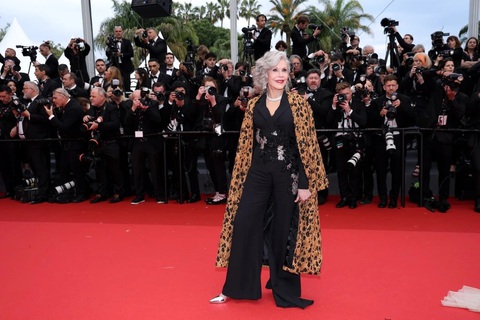 Thảm đỏ LHP Cannes 2024 rực rỡ ngày khai mạc- Ảnh 16. Diễn viên kỳ cựu Jane Fonda trên thảm đỏ Cannes với phong thái hiện đại
