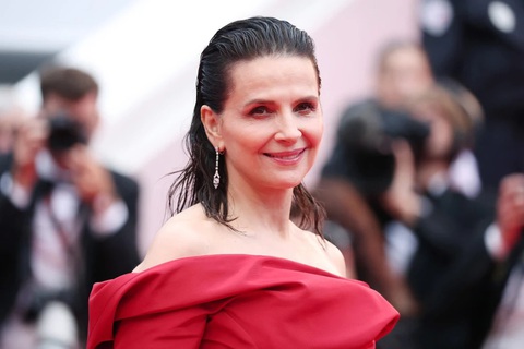 Thảm đỏ LHP Cannes 2024 rực rỡ ngày khai mạc- Ảnh 14. Nữ diễn viên người Pháp Juliette Binoche - ngôi sao trong bộ phim Muôn vị nhân gian (The Pot-au-Feu) của đạo diễn Trần Anh Hùng