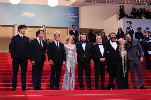 Đoàn phim “Le Deuxième Acte” (“The Second Act”) trên thảm đỏ lễ khai mạc Liên hoan phim Cannes thường niên lần thứ 77. Đoàn phim “Le Deuxième Acte” (“The Second Act”) trên thảm đỏ lễ khai mạc Liên hoan phim Cannes thường niên lần thứ 77.
