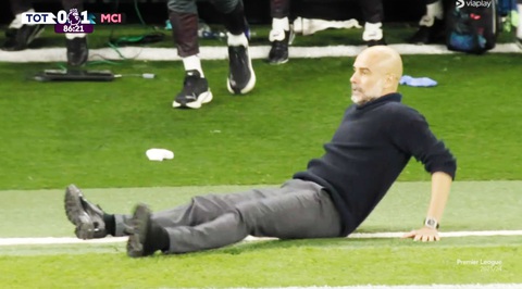 Pep Guardiola ‘té xỉu’ sau cú sút của Son Heung Min- Ảnh 3. Pep Guardiola bật dậy khi Man City thoát thua