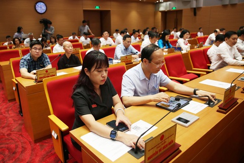 Hà Nội thông qua đề án sáp nhập, giảm 61 xã, phường- Ảnh 1. Các đại biểu HĐND TP Hà Nội bấm nút thông qua đề án - Ảnh: HĐND TP