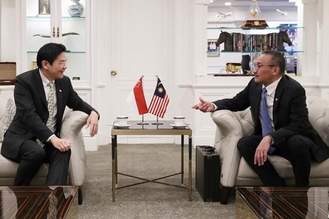 Tân Thủ tướng Singapore Hoàng Tuần Tài gánh vác những kỳ vọng to lớn- Ảnh 3. Ông Hoàng Tuần Tài (bên trái) thảo luận với Bộ trưởng Quốc phòng Malaysia Hishammuddin Hussein nhằm tìm cách tăng cường hợp tác giữa hai quốc gia - Ảnh: MCI