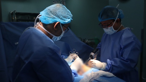 Chăm heo đẻ, một người đàn ông ở Bình Phước bị heo mẹ táp rách cơ quan sinh dục- Ảnh 1. Các bác sĩ đã phẫu thuật cho bệnh nhân bị tổn thương cơ quan sinh dục - Ảnh: BVCC