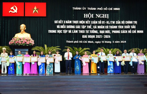TP.HCM biểu dương hơn 300 tập thể, cá nhân điển hình học tập phong cách Bác Hồ- Ảnh 2. Lãnh đạo Thành ủy, Ủy ban Mặt trận Tổ quốc Việt Nam TP.HCM trao bằng khen cho các tập thể, cá nhân - Ảnh: HỮU HẠNH