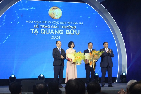 Thủ tướng Chính phủ Phạm Minh Chính và Bộ trưởng Bộ KH&CN trao giải cho hai tác giả đạt Giải thưởng Tạ Quang Bửu năm 2024 - Ảnh: D.LIỄU Thủ tướng Chính phủ Phạm Minh Chính và Bộ trưởng Bộ Khoa học và Công nghệ trao giải cho hai tác giả đạt Giải thưởng Tạ Quang Bửu năm 2024 - Ảnh: D.LIỄU