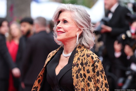 Jane Fonda - Ảnh: Festival de Cannes Nữ diễn viên Jane Fonda xuất hiện nổi bật trên thảm đỏ với áo khoác Forte_Forte da báo - Ảnh: Festival de Cannes