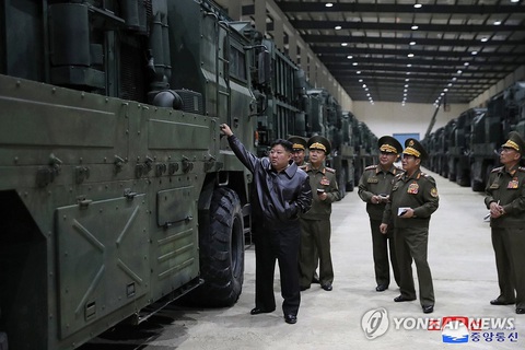 Ông Kim Jong Un thăm kho vũ khí, nói về quá trình chuẩn bị cho chiến tranh- Ảnh 1. Chủ tịch Triều Tiên Kim Jong Un thị sát nhà máy sản xuất vũ khí hôm 14-5 - Ảnh: KCNA