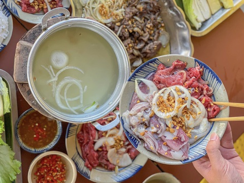 Có bao nhiêu tiền thì ăn được món lẩu ngon nhất thế giới?- Ảnh 1. Lẩu bò nhúng giấm đầy đủ thành phần, được nhiều người ưa chuộng và nằm trong top 5 món lẩu ngon nhất thế giới - Ảnh: A.MINH