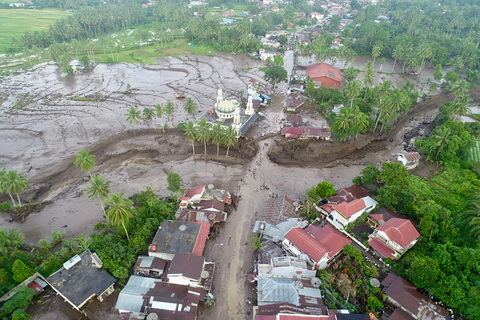 Indonesia 'gieo hạt' trên mây, kéo mưa ra khỏi vùng lũ- Ảnh 1. Mưa lũ nghiêm trọng cuối tuần qua ở Tây Sumatra, Indonesia khiến ít nhất 67 người thiệt mạng - Ảnh: AFP