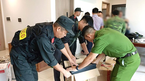 Công an tỉnh Bắc Giang thu giữ tang vật gây án của nhóm giả danh nhân viên ngân hàng lừa đảo chiếm đoạt tài sản trên không gian mạng của hàng nghìn người - Ảnh: Công an cung cấp Công an tỉnh Bắc Giang thu giữ tang vật gây án của nhóm giả danh nhân viên ngân hàng lừa đảo chiếm đoạt tài sản trên không gian mạng của hàng nghìn người - Ảnh: Công an cung cấp