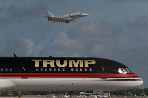 Máy bay Boeing 757 của ông Trump va chạm tại sân bay Mỹ- Ảnh 1. Máy bay cựu tổng thống Mỹ Donald Trump đậu tại sân bay ở West Palm Beach, bang Florida, Mỹ ngày 27-3-2023 - Ảnh: REUTERS