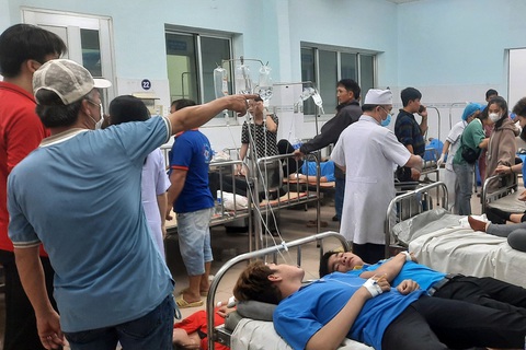 Gần 100 công nhân đau bụng, nhức đầu nhập viện sau bữa tối- Ảnh 1. Gần 100 công nhân nhập viện theo dõi, điều trị sau bữa tối - Ảnh: NGUYÊN HƯNG