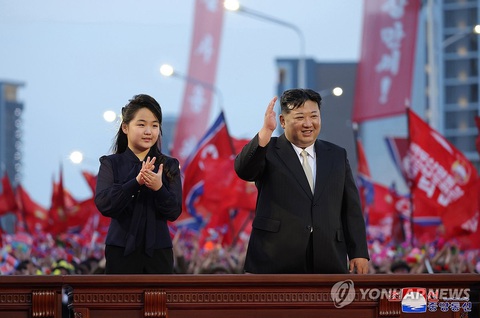 Ông Kim Jong Un xuất hiện cùng con gái nhỏ khánh thành đường ở Bình Nhưỡng- Ảnh 1. Ông Kim Jong Un cùng con gái Kim Ju Ae tham dự một buổi lễ khánh thành con đường mới ở Bình Nhưỡng ngày 14-5-2024 - Ảnh: YONHAP