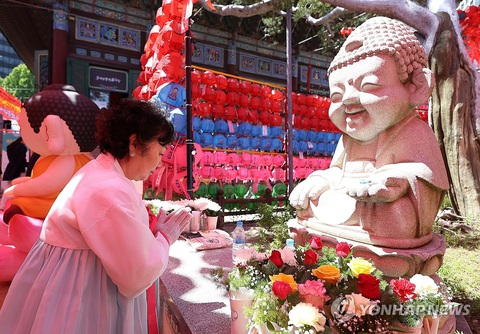Tổng thống Hàn Quốc dự lễ Phật đản, nói luôn nhớ lời Phật dạy, điều hành công tâm- Ảnh 7. Một nữ phật tử trong trang phục truyền thống của Hàn Quốc viếng Tào Khê Tự nhân Ngày Phật đản - Ảnh: YONHAP