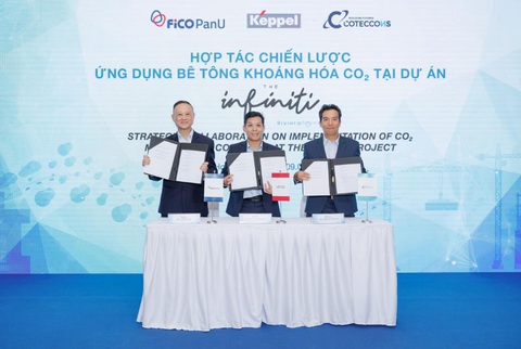 Ba công ty triển khai bê tông bền vững tại Việt Nam- Ảnh 1. Từ trái sang: ông Steven Loh, tổng giám đốc Công ty cổ phần Bê Tông FiCO Pan-United; ông Lee Leong Seng, giám đốc bộ phận phát triển bất động sản nhà ở, khối bất động sản, Keppel Việt Nam kiêm tổng giám đốc Công ty TNHH Riviera Point và ông Nguyễn Thế Phú, giám đốc điều hành Công ty cổ phần Xây dựng Coteccons, ký MOU tại sự kiện.