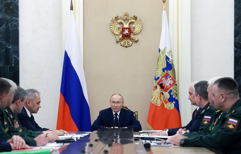 Tổng thống Nga Putin chủ trì cuộc họp với các tướng lĩnh quân đội ngày 15-5 tại Điện Kremlin - Ảnh: REUTERS Tổng thống Nga Vladimir Putin chủ trì cuộc họp với các tướng lĩnh quân đội ngày 15-5 tại Điện Kremlin - Ảnh: REUTERS