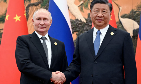 Ông Putin ủng hộ kế hoạch hòa bình Ukraine của Trung Quốc- Ảnh 1. Tổng thống Nga Vladimir Putin và Chủ tịch Trung Quốc Tập Cận Bình tại Bắc Kinh, Trung Quốc tháng 10-2023 - Ảnh: REUTERS