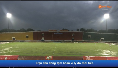 Mưa lớn, trận Đồng Nai gặp Hòa Bình phải dừng 33 phút- Ảnh 1. Trận đấu tạm hoãn vì mưa lớn ở Biên Hòa - Ảnh: FPTPLAY