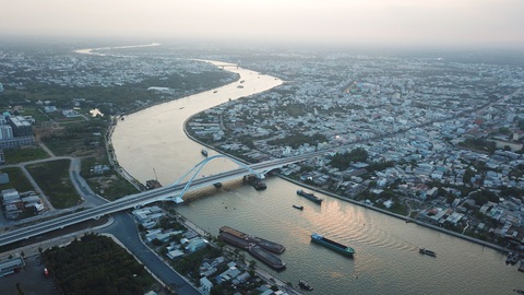 Vì sao các đô thị ở miền Tây thường cách nhau 60km?- Ảnh 1. Một góc TP Cần Thơ - nơi cách TP Long Xuyên (An Giang) và TP Sóc Trăng (tỉnh Sóc Trăng) đều với khoảng cách 60km - Ảnh: CHÍ QUỐC