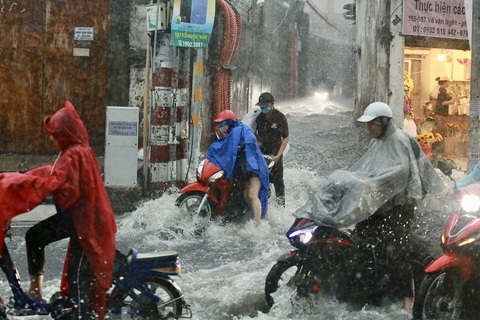 Thời tiết hôm nay 16-5: Nam Bộ và nhiều nơi tiếp tục mưa to- Ảnh 1. Dự báo hôm nay 16-5, thời tiết cả nước mưa to đến rất to - Ảnh: CHÂU TUẤN