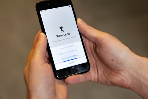 Các ứng dụng quản lý thời gian sử dụng smartphone thường khóa quyền truy cập song cho người dùng lựa chọn để gia hạn thời gian sử dụng thiết bị - Ảnh: TechXplore Các ứng dụng quản lý thời gian xài smartphone thường khóa quyền truy cập, song cho người dùng lựa chọn để gia hạn thời gian sử dụng thiết bị - Ảnh: TechXplore
