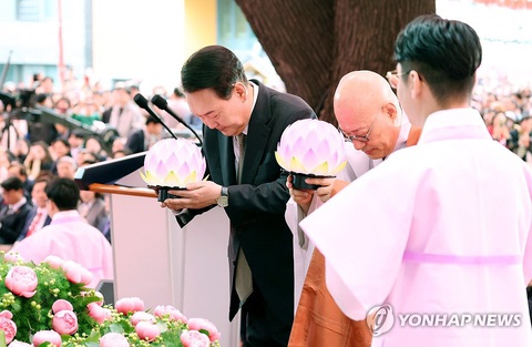 Tổng thống Hàn Quốc dự lễ Phật đản, nói luôn nhớ lời Phật dạy, điều hành công tâm- Ảnh 1. Tổng thống Hàn Quốc Yoon Suk Yeol thực hiện nghi lễ dâng hoa sen tại chùa Jogyesa (Tào Khê Tự), quận Jongno, trung tâm thủ đô Seoul nhân Ngày Phật đản 15-5 - Ảnh: YONHAP