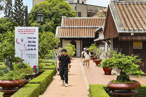 Triển lãm ảnh 'Cuộc sống đời thường của Bác Hồ' ở Bình Thuận- Ảnh 1. Du khách tham quan triển lãm “Cuộc sống đời thường của Bác Hồ” ở Bình Thuận - Ảnh: MAI THỨC