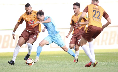 Có một Hoàng Anh Gia Lai rất khác- Ảnh 1. Văn Toàn (Nam Định) trong vòng vây các cầu thủ HAGL ở trận đấu ngày 13-5 vừa qua - Ảnh: THÀNH NAM