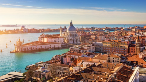 Đã có hơn 60 điểm đến trên thế giới thu phí tham quan- Ảnh 1. Thành phố Venice (Ý) gây tranh cãi khi áp dụng mức phí 5,4 USD dành cho khách tham quan trong ngày kể từ 25-4 - Ảnh: PLUM GUIDE