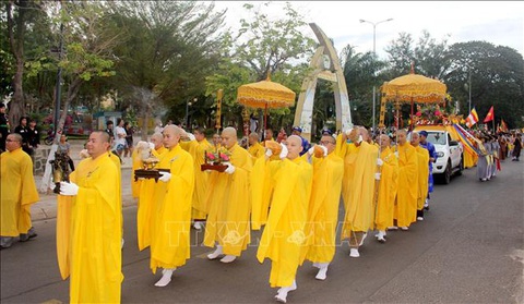 Thắp sáng 7 đóa hoa sen trên sông Cà Ty mừng Phật đản- Ảnh 2. Lễ cung rước Đức Phật sơ sinh về chùa Tỉnh hội Phật Ân sau khi thắp sáng các đóa sen - Ảnh: TTXVN