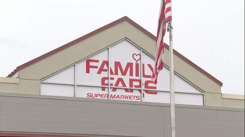 Sống cả một năm trời trong biển hiệu siêu thị ở Mỹ- Ảnh 1. Siêu thị Family Fare ở bang Michigan, nơi phát hiện người vô gia cư sống phía sau tấm bảng hiệu.