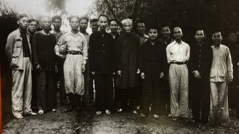 Chủ tịch Hồ Chí Minh và Hội đồng Chính phủ chụp ảnh lưu niệm c trong lễ phong quân hàm cho Đại tướng Võ Nguyên Giáp ngày 28-5-1948 tại Lục Rã, chân đèo Re - Ảnh tư liệu Bảo tàng Hồ Chí Minh Chủ tịch Hồ Chí Minh và Hội đồng Chính phủ chụp ảnh lưu niệm c trong lễ phong quân hàm cho Đại tướng Võ Nguyên Giáp ngày 28-5-1948 tại Lục Rã, chân đèo Re - Ảnh tư liệu Bảo tàng Hồ Chí Minh