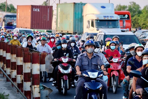 TP.HCM đẩy nhanh khắc phục hàng trăm bất cập hạ tầng, tổ chức giao thông- Ảnh 1. UBND TP.HCM yêu cầu các đơn vị đẩy nhanh khắc phục bất cập hạ tầng, tổ chức giao thông mà Công an TP.HCM ghi nhận để đảm bảo an toàn giao thông. Trong đó bất cập tồn tại nhiều ở các huyện Cần Giờ, Củ Chi, Bình Chánh... Trong ảnh: dòng xe cộ đi lại ở huyện Bình Chánh - Ảnh: PHƯƠNG NHI