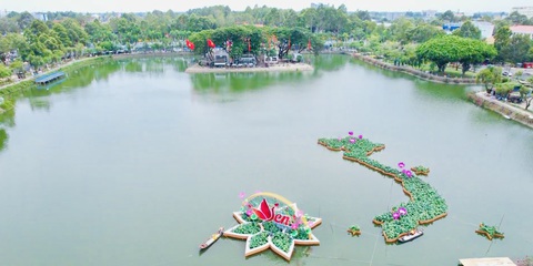 Đông đảo du khách dự khai mạc lễ hội sen dưới mưa- Ảnh 3. Bản đồ Việt Nam kết từ 5.000 chậu sen độc đáo trên hồ Khổng Tử, thuộc công viên Văn Miếu - Ảnh: BTC