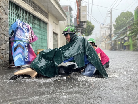 Đừng than ngập nữa nha- Ảnh 1. Cơn mưa gây ngập sâu ở khu vực Thủ Đức chiều 15-5 - Ảnh: LÊ PHAN