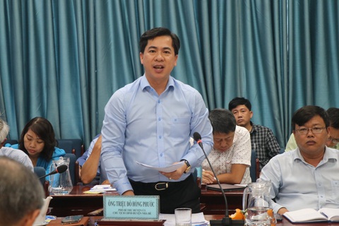 Đứng cuối bảng về chuyển đổi số, huyện Nhà Bè nói gì?- Ảnh 1. Lãnh đạo UBND huyện Nhà Bè báo cáo tại buổi giám sát - Ảnh: H.T.