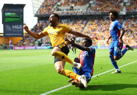 Tin tức thể thao sáng 16-5: Juventus vô địch Cúp quốc gia, Mbappe ngồi dự bị- Ảnh 3. Wolverhampton (trái) mở màn cho chiến dịch chống lại VAR - Ảnh: REUTERS