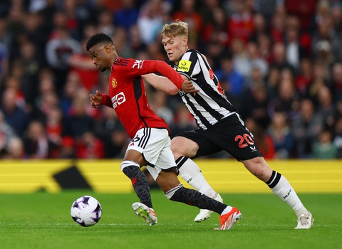 Man United giúp Chelsea vượt lên ở cuộc đua giành vé Europa League- Ảnh 4. Diallo (trái) là người hùng của Man United ở trận này - Ảnh: REUTERS