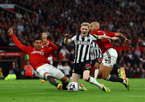 Man United giúp Chelsea vượt lên ở cuộc đua giành vé Europa League- Ảnh 3. Hàng thủ chắp vá của Man United liên tục bị Gordon (số 10) khuấy đảo - Ảnh: REUTERS