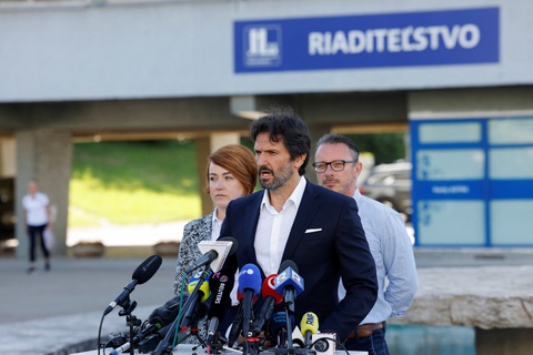 Phó Thủ tướng Robert Kalinak của Slovakia cập nhật tình hình ngày 16-5 trước bệnh viện nơi Thủ tướng Robert Fico được điều trị sau vụ ám sát - Ảnh: REUTERS Phó thủ tướng Robert Kalinak của Slovakia cập nhật tình hình ngày 16-5 trước bệnh viện nơi Thủ tướng Robert Fico được điều trị sau vụ ám sát - Ảnh: REUTERS