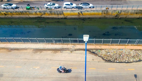 Kênh Nước Đen ngập ngụa rác đã được dọn sạch- Ảnh 4. Kênh Nước Đen ngập ngụa rác đã được dọn sạch- Ảnh 4.
