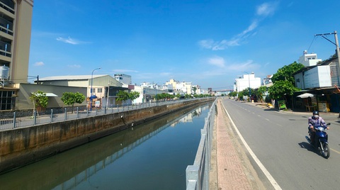 Kênh Nước Đen ngập ngụa rác đã được dọn sạch- Ảnh 8. Kênh Nước Đen ngập ngụa rác đã được dọn sạch- Ảnh 8.
