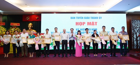 Trang tin điện tử Đảng bộ TP.HCM: Kênh thông tin quan trọng cho nhân dân- Ảnh 2. Tuyên dương các cá nhân đã đóng góp tích cực cho hoạt động của Trang tin điện tử Đảng bộ TP.HCM - Ảnh: H.N.