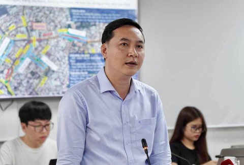 Lãnh đạo TP Thủ Đức giải thích thêm việc ngập đường Võ Văn Ngân và chợ Thủ Đức- Ảnh 1. Ông Mai Hữu Quyết - phó chủ tịch UBND TP Thủ Đức - thông tin tại họp báo - Ảnh: CHÂU TUẤN