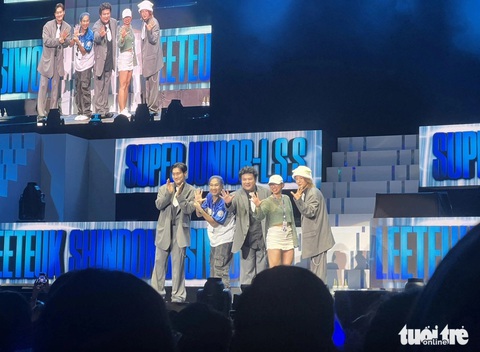Super Junior L.S.S giao lưu cùng fan trên sân khấu trong concert ở TP.HCM hồi tháng 3 vừa qua - Ảnh: HOÀNG TRANG Super Junior L.S.S giao lưu cùng fan trên sân khấu trong concert ở TP.HCM hồi tháng 3 vừa qua - Ảnh: HOÀNG TRANG