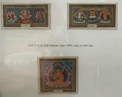 Bộ tem Phật in trên lụa duy nhất trên thế giới - Ảnh: HOÀI PHƯƠNG Bộ tem Phật in lụa duy nhất trên thế giới - Ảnh: HOÀI PHƯƠNG