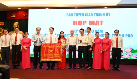 Trang tin điện tử Đảng bộ TP.HCM: Kênh thông tin quan trọng cho nhân dân- Ảnh 1. Phó bí thư thường trực Thành ủy TP.HCM (thứ 4 từ trái sang) trao cờ truyền thống của UBND TP.HCM cho Trang tin điện tử Đảng bộ TP.HCM - Ảnh: H.N.