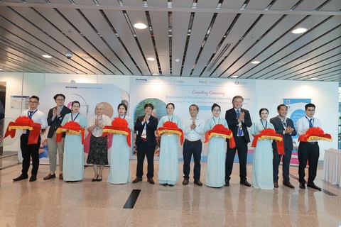 Sân bay đầu tiên ở Việt Nam có phòng dành riêng ‘nuôi con bằng sữa mẹ’- Ảnh 2. Các đại biểu cắt băng khai trương hệ thống phòng nuôi con bằng sữa mẹ tại nhà ga quốc tế Đà Nẵng - Ảnh: A.X