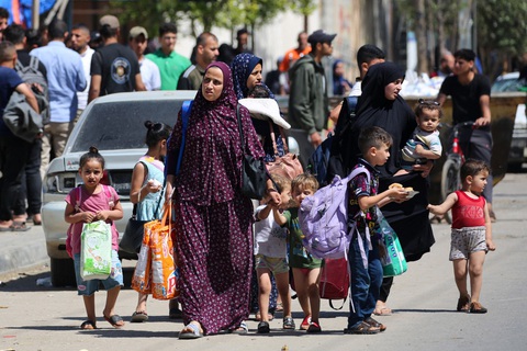 Các gia đình đưa nhau chạy khỏi thành phố Rafah ở miền nam Dải Gaza ngày 15-5 - Ảnh: AFP Các gia đình đưa nhau chạy khỏi thành phố Rafah ở miền nam Dải Gaza ngày 15-5 - Ảnh: AFP
